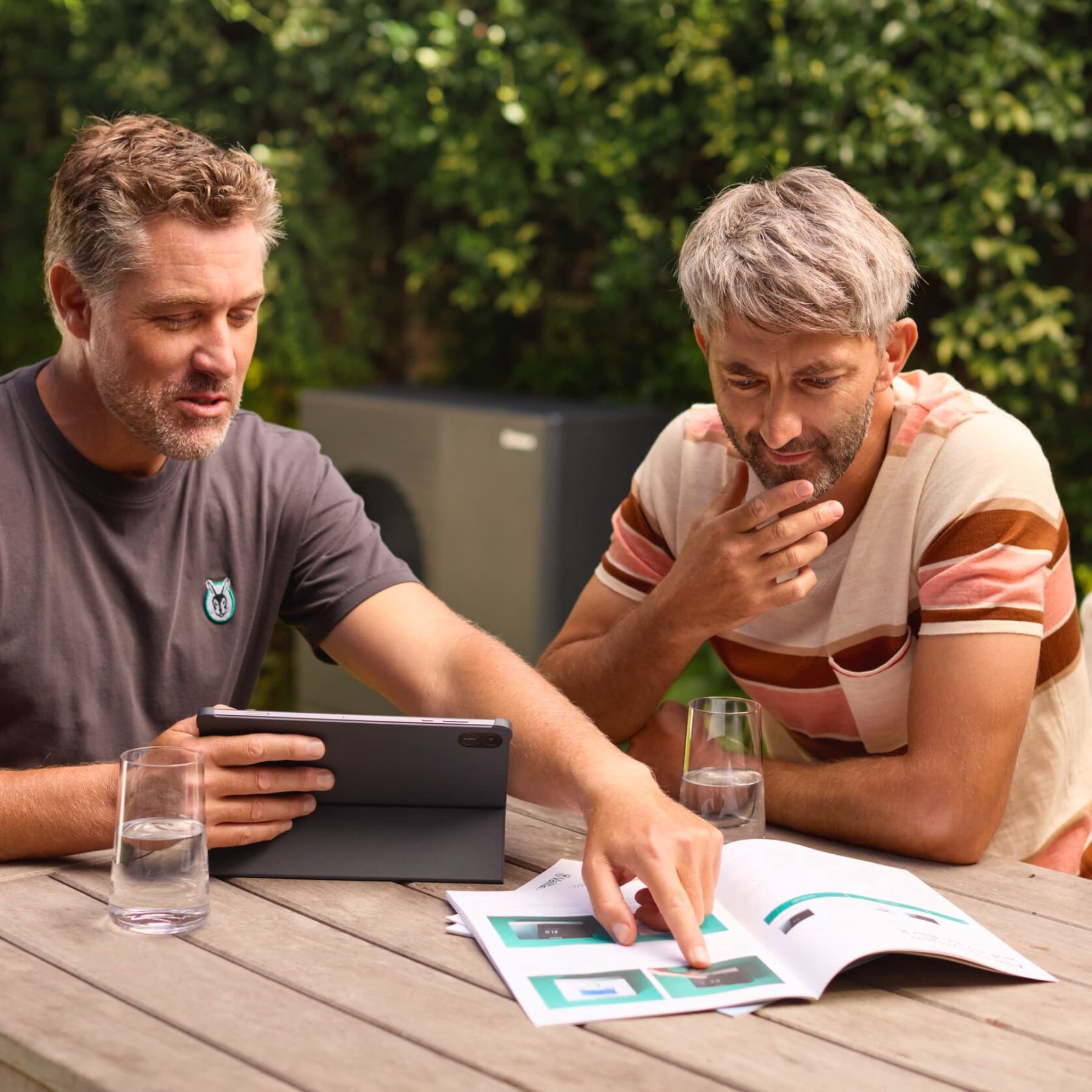 Un instalador explicando un plan a un hombre.