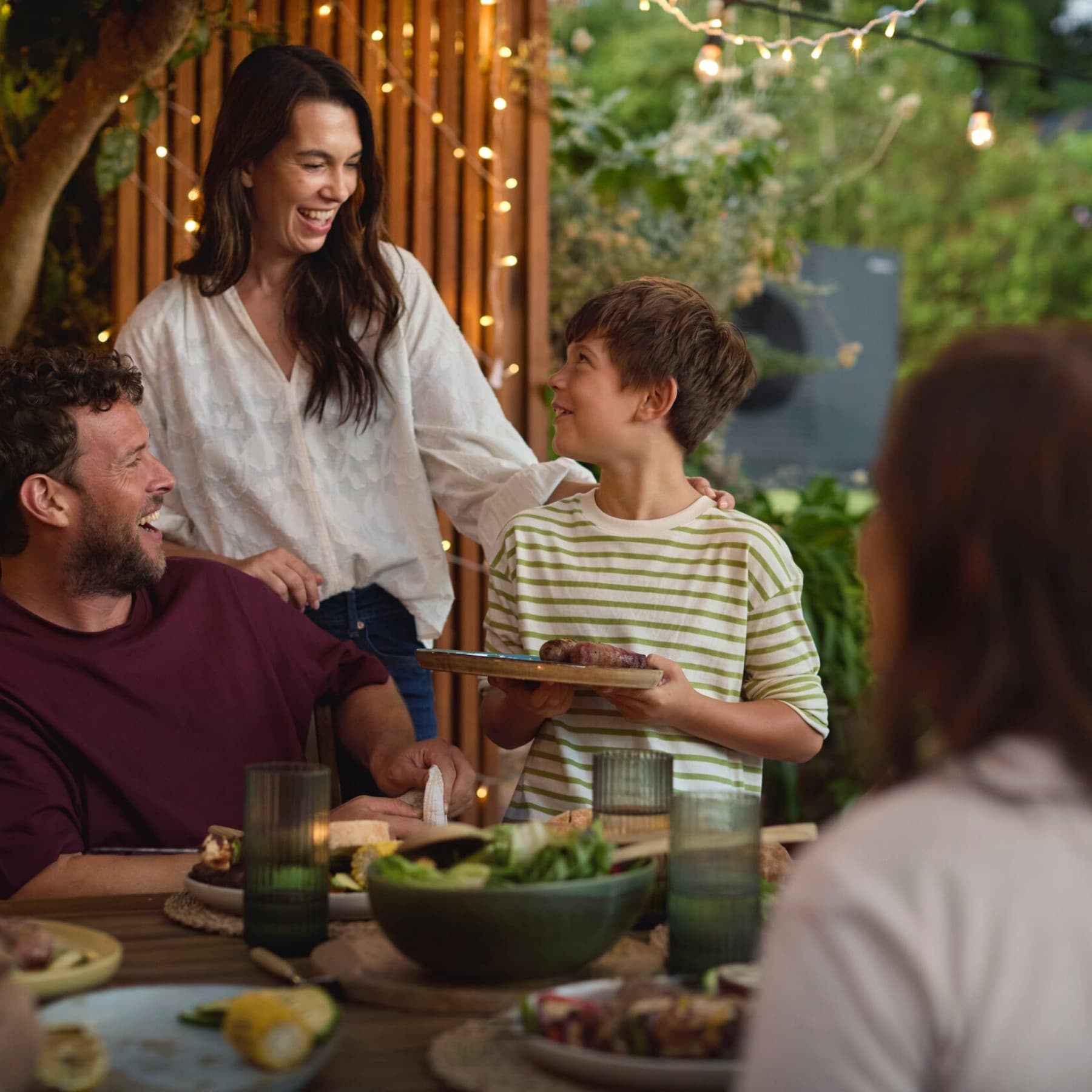 Cena familiar en el jardín