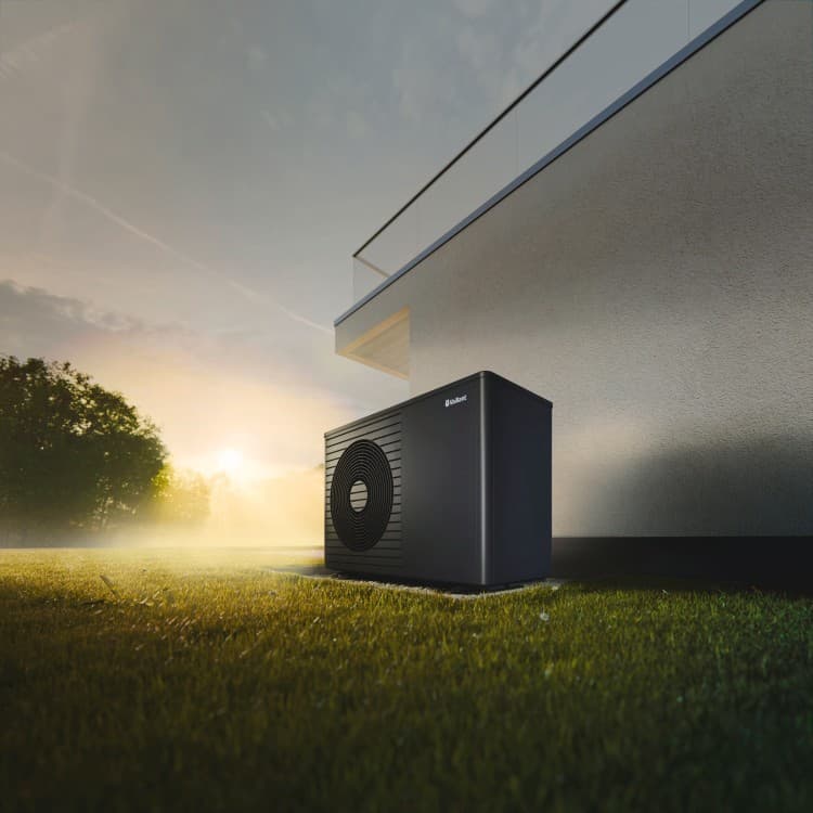 aroTHERM exclusive ES en un jardín