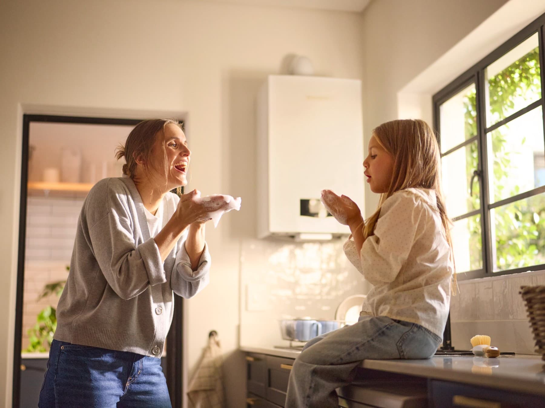 Madre e hija jugando con pompas de jabón