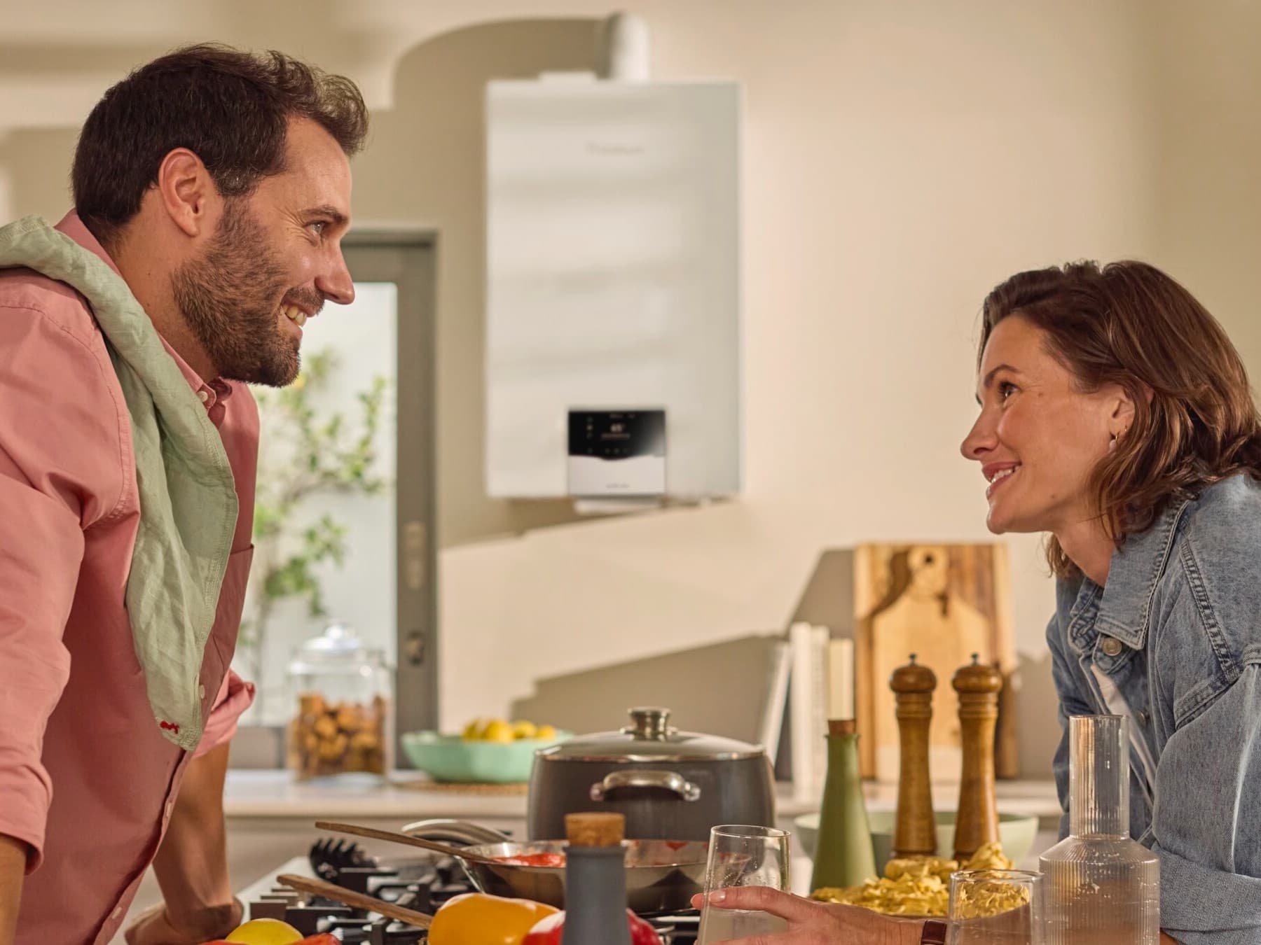 Pareja hablando en la cocina