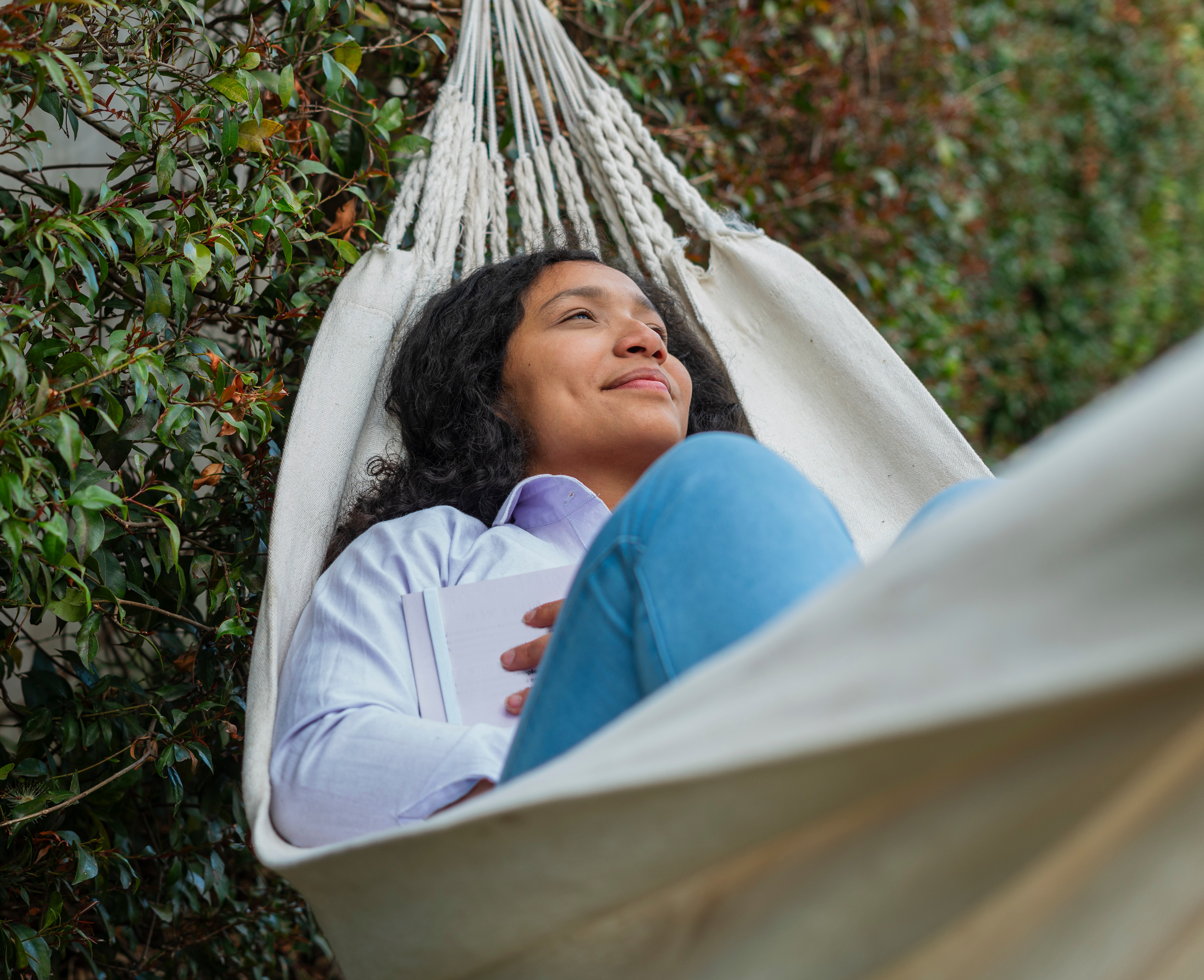 Mujer relajándose en una hamaca