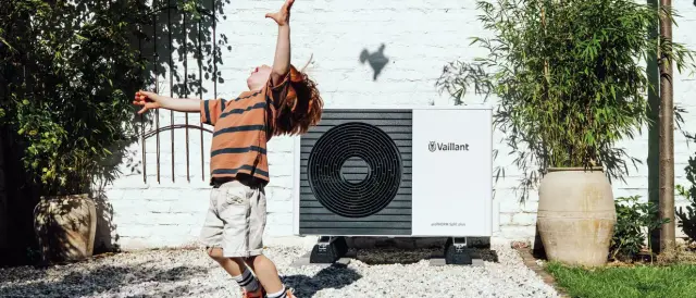 Bomba de calor Vaillant instalada en el jardín de una vivienda