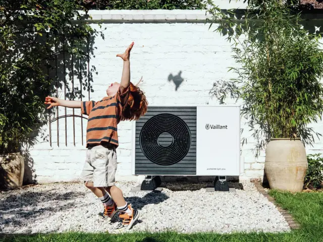 Bomba de calor Vaillant instalada en el jardín de una vivienda