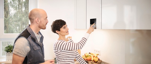 Mujer junto a un técnico en la cocina