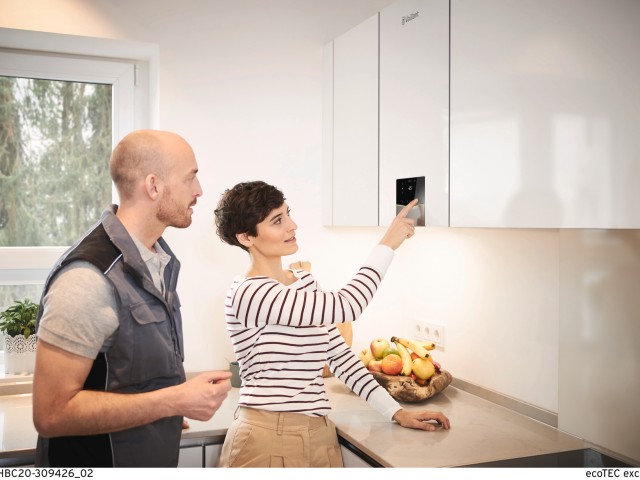 Mujer junto a un técnico en la cocina